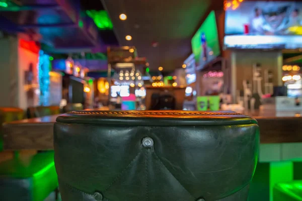 Chaises et table avec fond de restaurant de bar flou — Photo
