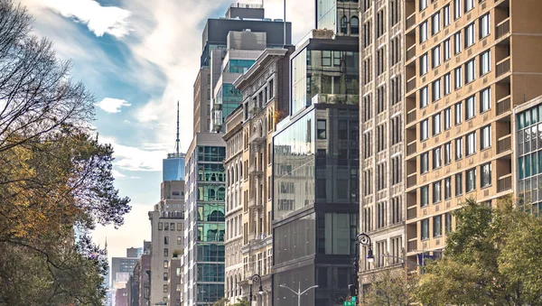 Nova Iorque skyline cidade em Manhattan no dia ensolarado — Fotografia de Stock