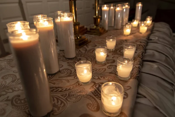 Candele accese sull'altare della chiesa — Foto Stock