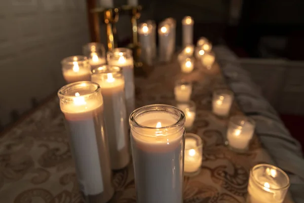 Горящие свечи на церковном алтаре — стоковое фото