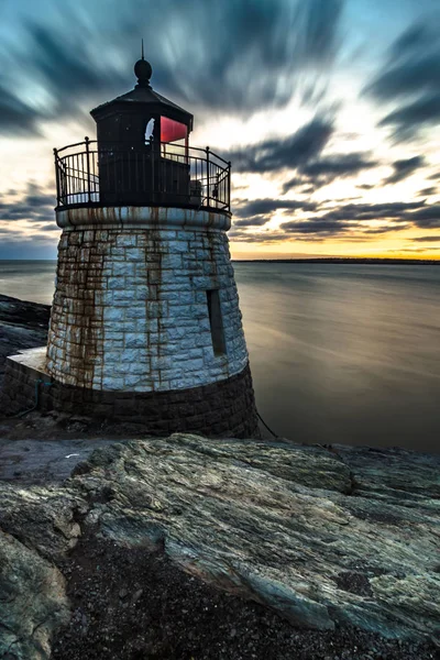 キャッスル・ヒル灯台のニューポート・ロード島の夕日 — ストック写真