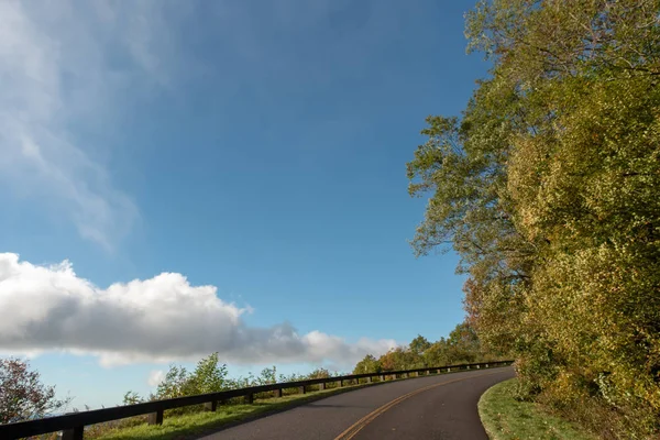 Early morning autumn foggy photo at blue ridge parkway north car — Stock Photo, Image