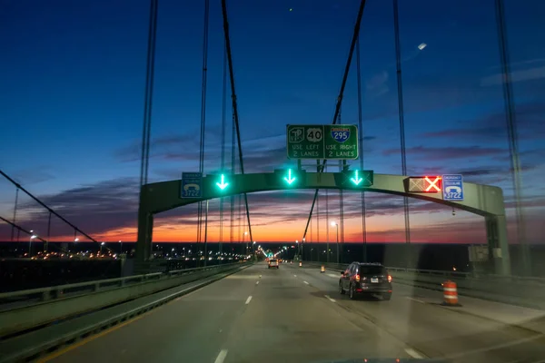 Fahrt über eine Brücke am frühen Morgen bei Sonnenaufgang — Stockfoto