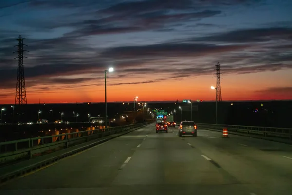 Fahrt über eine Brücke am frühen Morgen bei Sonnenaufgang — Stockfoto