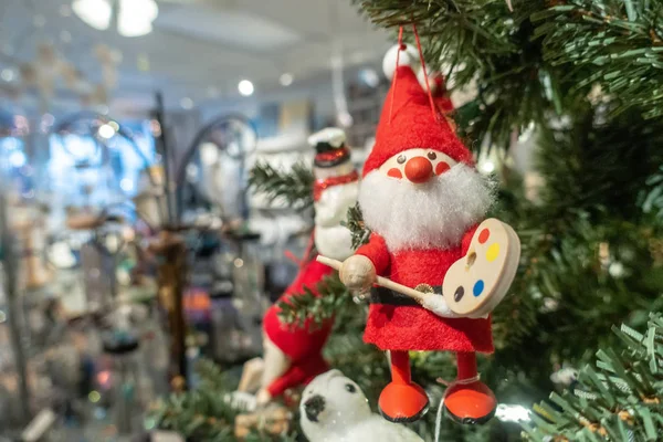 Santa clause jouet accroché sur l'arbre de Noël — Photo