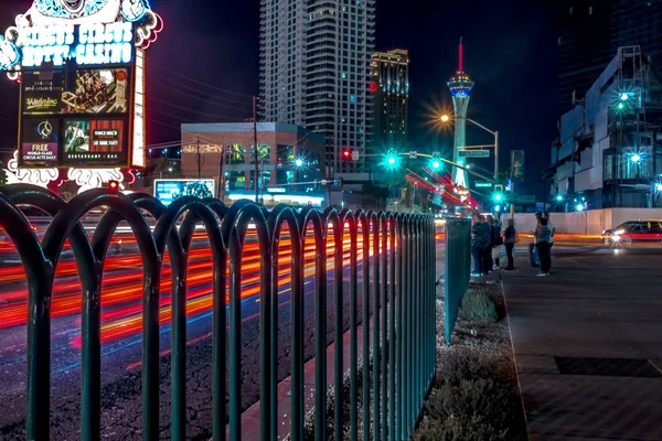 Escenas nocturnas en las calles de las vegas tira — Foto de Stock