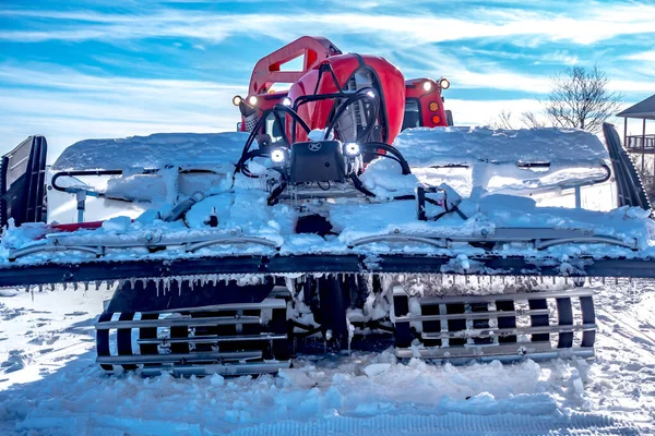 Χιόνι Μηχανή Καλλωπισμού Σταθμευμένο Στην Κορυφή Του Βουνού Σκι — Φωτογραφία Αρχείου
