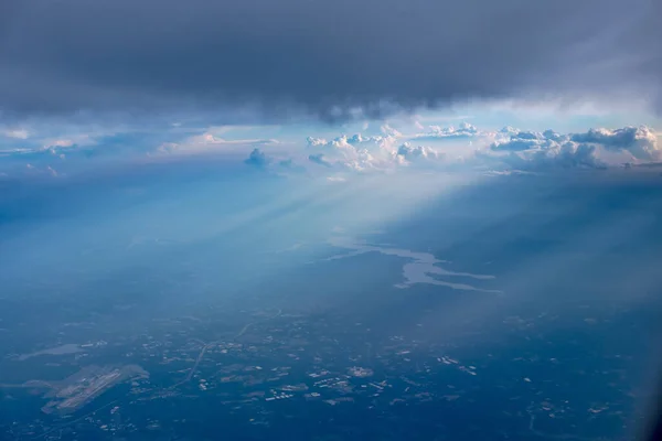 飛行機で空を飛ぶと — ストック写真