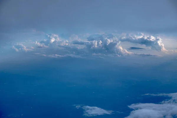 Bir Uçakla Gökyüzünde Uçarken — Stok fotoğraf