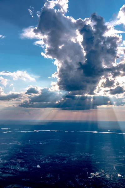 飛行機で空を飛ぶと — ストック写真