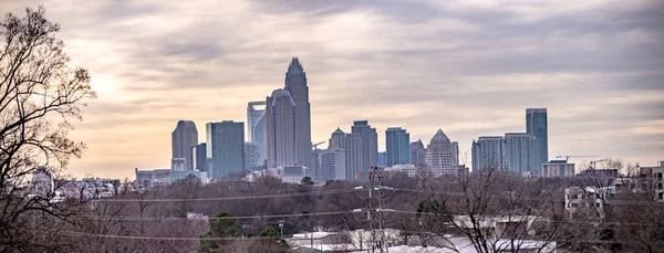 Ηλιοβασίλεμα Και Συννεφιά Πάνω Από Charlotte Cityscape — Φωτογραφία Αρχείου