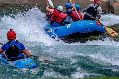 Charlotte NC 'deki Whitewater Ulusal Merkezi' nde rafting eylemi