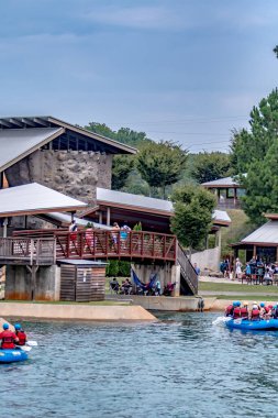 Charlotte NC 'deki Whitewater Ulusal Merkezi' nde rafting eylemi