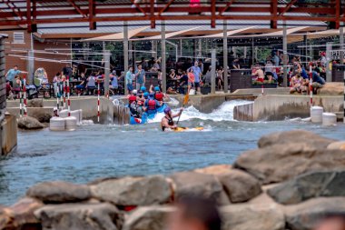 Charlotte NC 'deki Whitewater Ulusal Merkezi' nde rafting eylemi