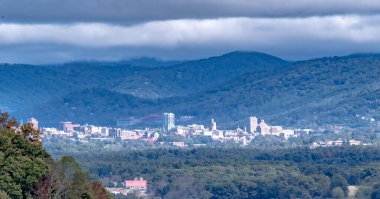 Asheville, Kuzey Carolina ve çevresindeki dağların hava görüntüleri. 