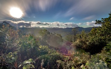 Sabah gündoğumu mavi tepe parkı dağları