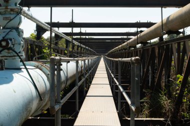 Nehir köprüsü üzerinde endüstriyel boru hattı taşıyıcı yapı