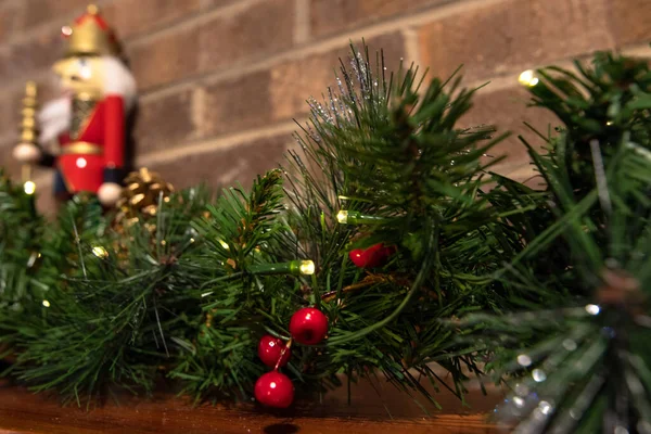 Weihnachten Nussknacker Mit Backstein Hintergrund Und Dekorationen Mit Backstein Kamin — Stockfoto