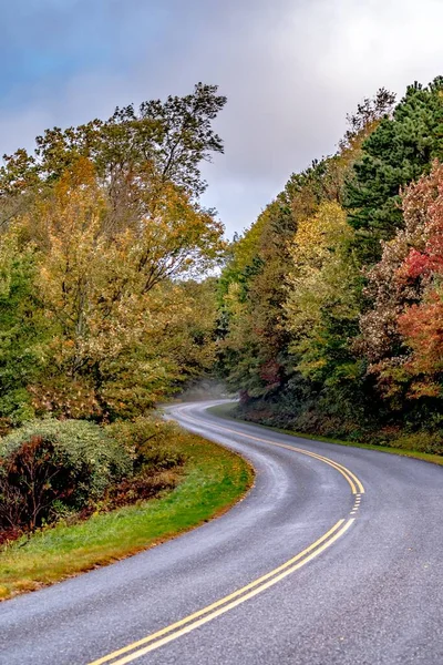 Sabahın Erken Saatlerinde Asheville Yakınlarındaki Blue Ridge Parkında Sisli Sonbahar — Stok fotoğraf