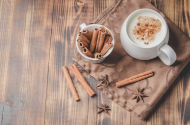 Eggnog. Geleneksel Noel kokteyli Cinna 'lı beyaz kupa.