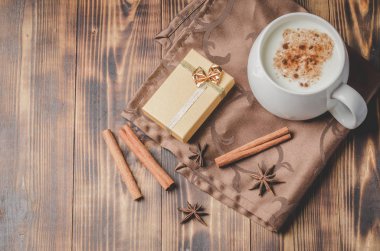 Eggnog. Geleneksel Noel kokteyli, tarçınlı çubuklar şekerleme.