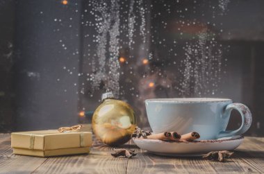 Eggnog. Geleneksel noel kokteyli anason ve c ile bardakta.