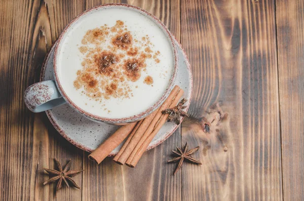 Eggnog. Traditional christmas cocktail in a cup and cinnamon sti — Stock Photo, Image