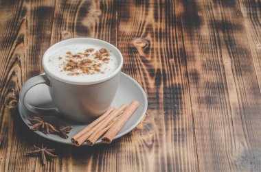 Eggnog. Geleneksel noel kokteyli bir fincan ve tarçın.
