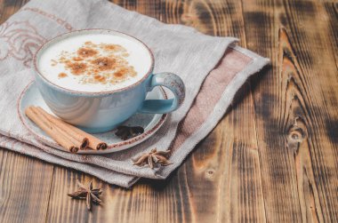 Eggnog. Tarçın çubuklu geleneksel Noel kokteyli ve peçete ve ahşap masa üzerinde anason.. 