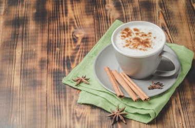 Eggnog. Tarçınlı bardakta geleneksel noel kokteyli.