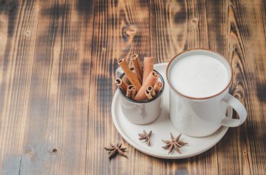 Eggnog. Tarçınlı bardakta geleneksel noel kokteyli.