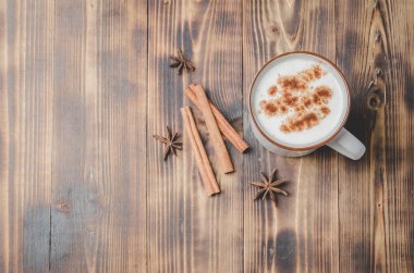 Eggnog. Geleneksel Noel kokteyli ve tarçın çubukları