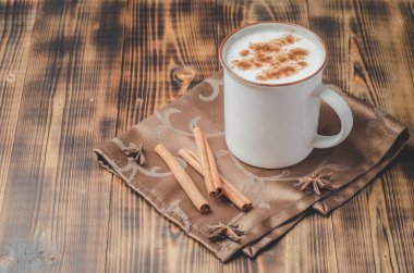 Eggnog. Geleneksel Noel kokteyli ve tarçın çubukları