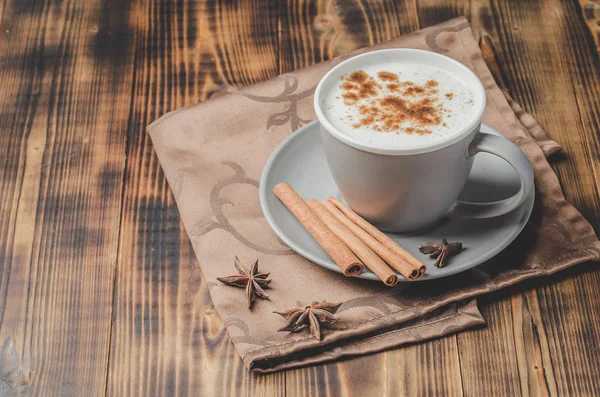 Eggnog. Traditional christmas cocktail in a mug and cinnamon sti — Stock Photo, Image