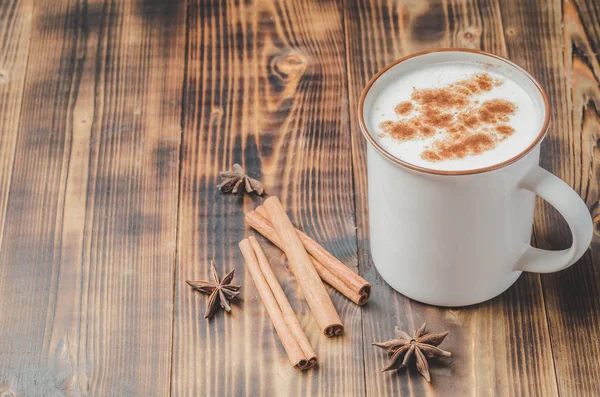 Eggnog. Traditional christmas cocktail and cinnamon sticks on wo — Stock Photo, Image