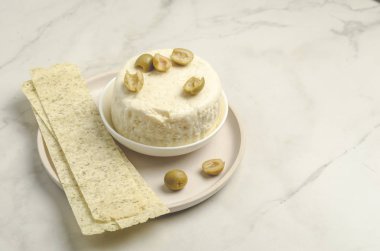 Zeytinli krem peynir ve mermer bir kase içinde uzun patates kızartması.