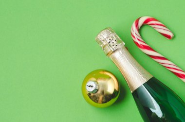 Tatil şampanyası ve baston şekerlemeler yeşil sırtüstü.