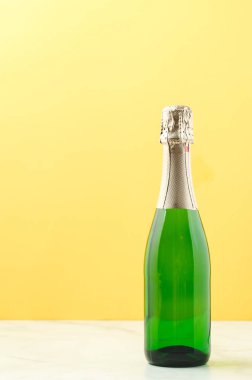 Sarı arka planda şampanya bardakları ve şişe, Tex için yer