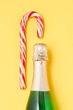 Tatil şampanyası ve baston şekerlemelerle sarıya boyanmış