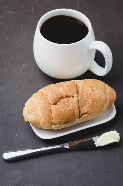 Pequeno-almoço francês. Caneca branca com café preto e croissant com — Fotografia de Stock