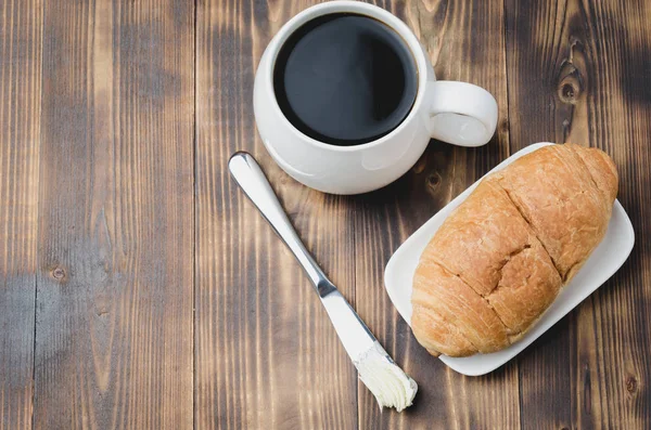 Francia reggeli. Fehér bögre fekete kávé és croissant — Stock Fotó