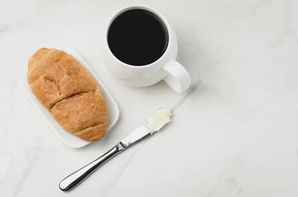 Pequeno-almoço francês. Caneca branca com café preto e croissant com — Fotografia de Stock