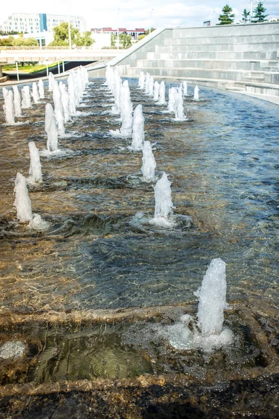 Cabeça de jatos de água da fonte / fonte de água jato de água sobre b — Fotografia de Stock