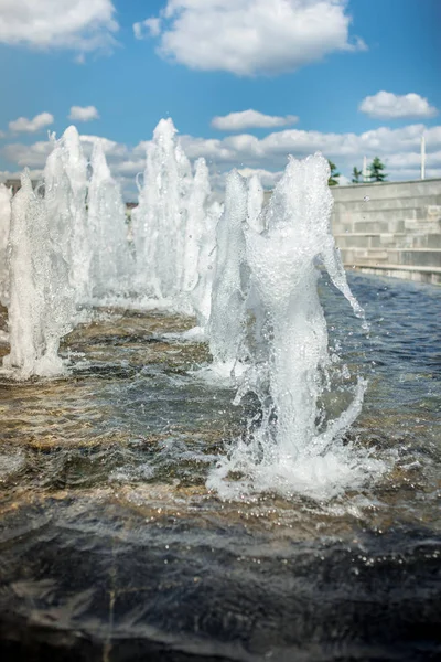 Testa di getti d'acqua da fontana / getto d'acqua fontana sopra b — Foto Stock