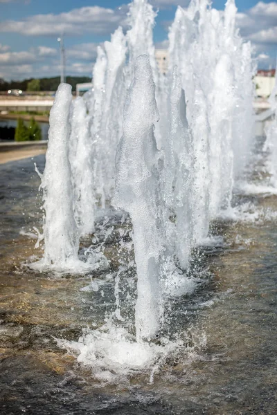 来自喷泉 水压的水柱头 城市喷泉 喷气式底部 — 图库照片