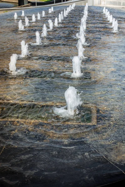 Presión de un chorro de agua de la fuente / cabeza fuerte de chorros de agua — Foto de Stock