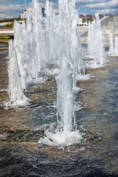 Cabeza de chorros de agua de la fuente / presión del agua. Fuente de la ciudad . — Foto de Stock