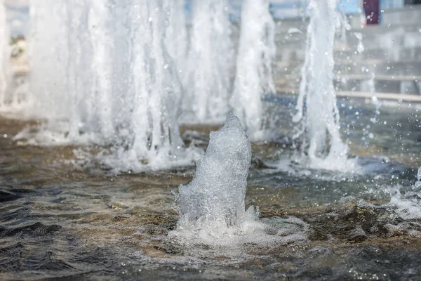 Testa di getti d'acqua da fontana / Pressione dell'acqua. Fontana della città . — Foto Stock