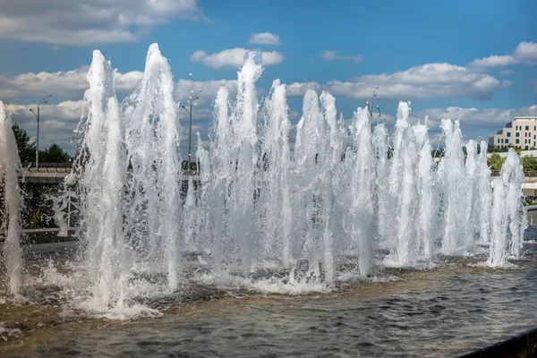 从喷泉/喷泉喷出的水柱喷头b — 图库照片