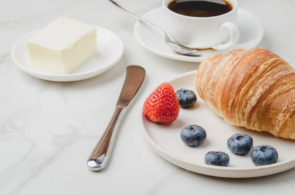 Delicioso desayuno con café fresco, cruasanes frescos y berr — Foto de Stock